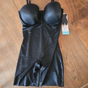 Assets by Spanx NWT women's XL Flawless Finish strapless cupped shaping bodysuit
